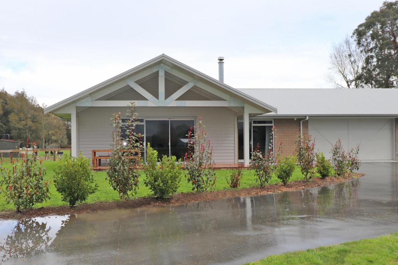 Country Living On Raynes Road Villa Hamilton Exterior photo