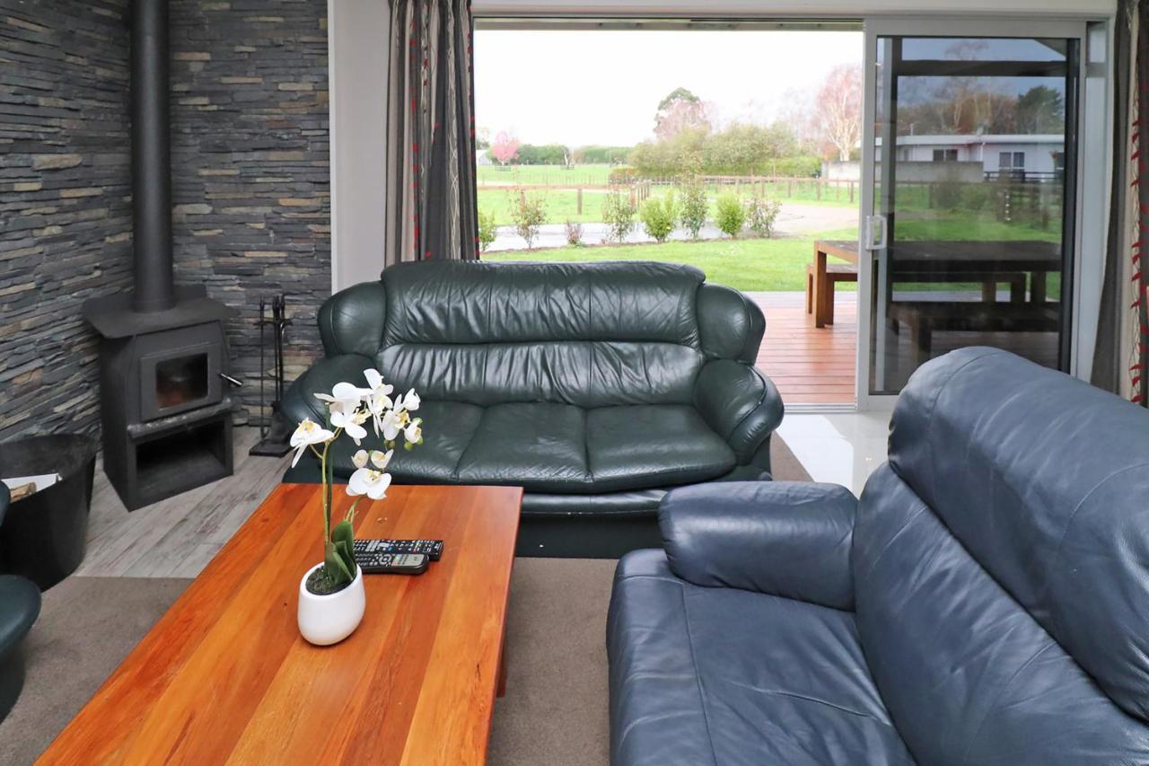 Country Living On Raynes Road Villa Hamilton Exterior photo